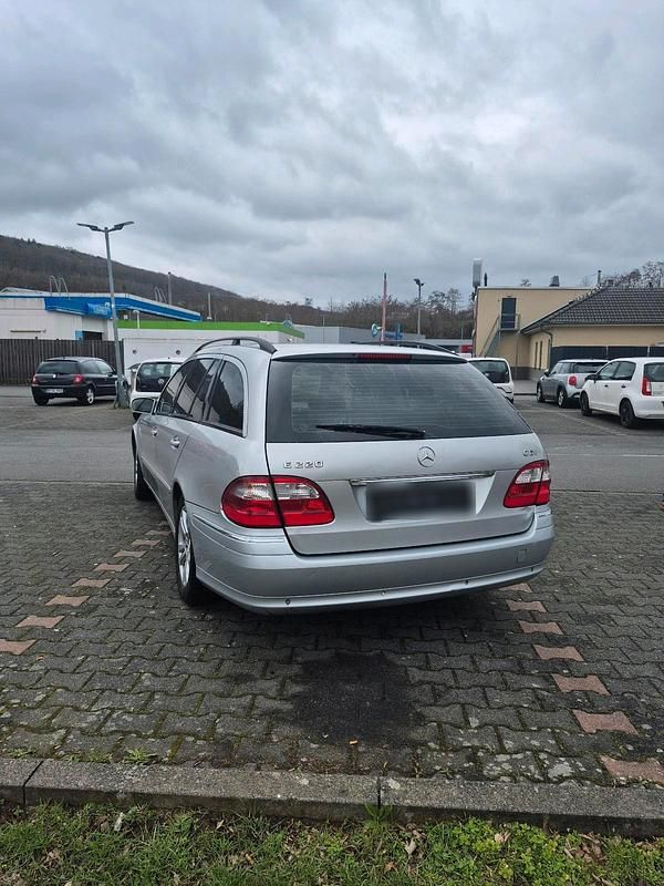 Gebraucht Mercedes E220 150 PS (110 kW) 2004 Silber Kombi