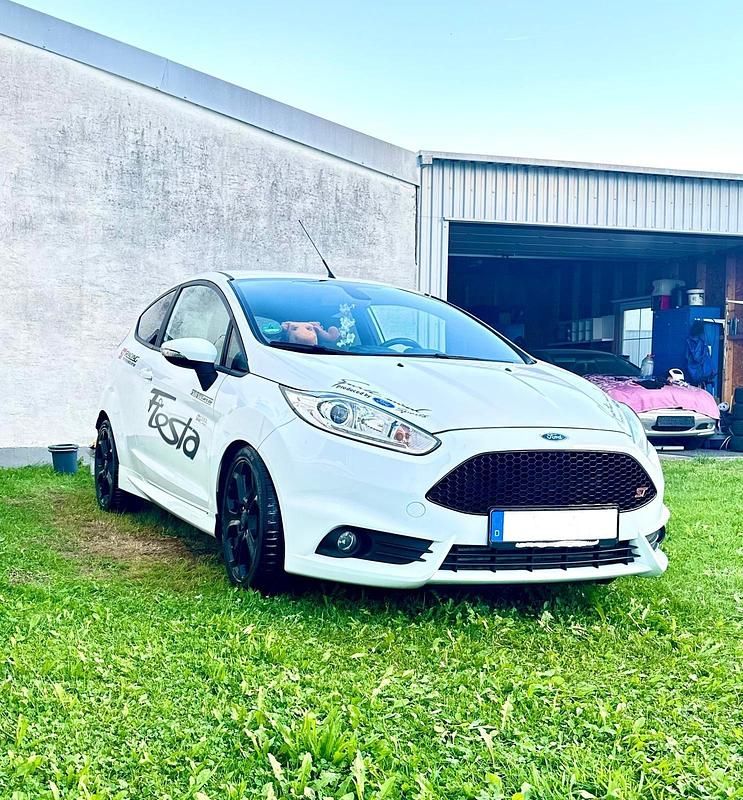 Weiß Gebraucht 2015 Ford Fiesta ST Kleinwagen | 11.999 € (Teuer) - Bild 1/4