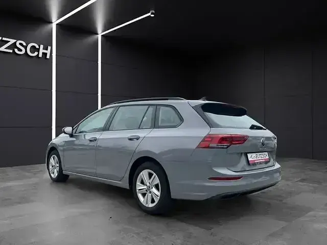 Gebraucht VW Golf VIII Life 131 PS (96 kW) 2023 Mondsteingrau Kombi