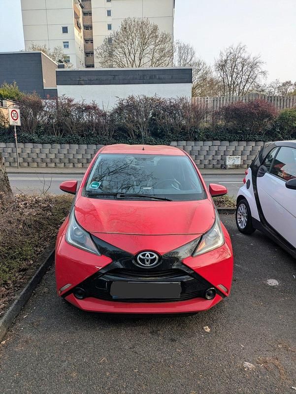 Gebraucht Toyota Aygo 69 PS (50 kW) 2014 Rot Kleinwagen