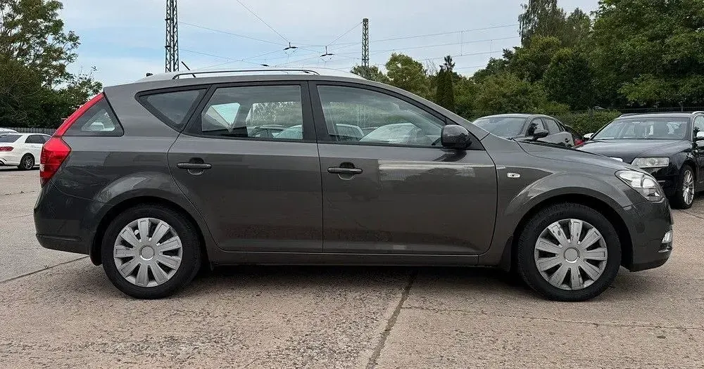 Gebraucht Kia Ceed Spirit 125 PS (91 kW) 2012 Grau Kleinwagen