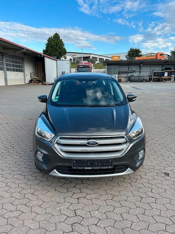Grau Gebraucht 2018 Ford Kuga SUV | 9.900 € (Guter Preis) - Bild 1/4