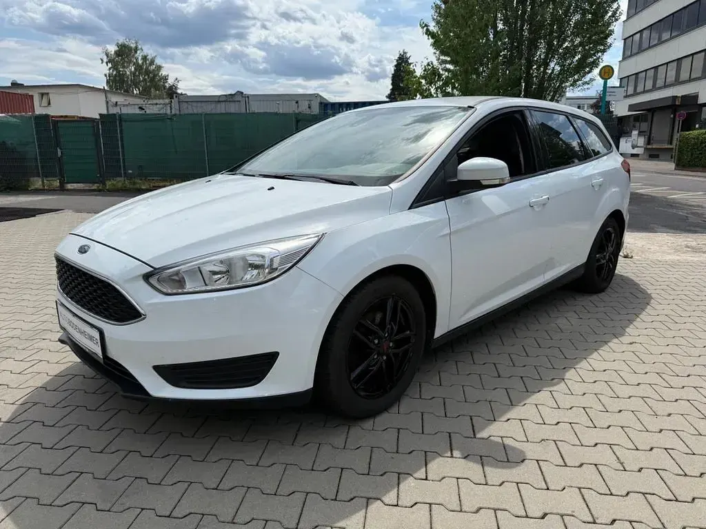 Gebraucht Ford Focus Trend 125 PS (91 kW) 2017 Weiß Limousine