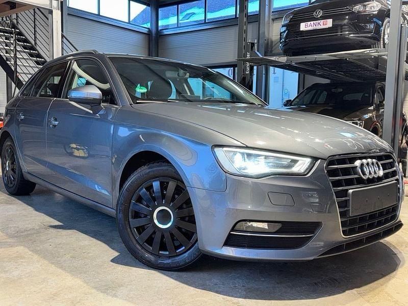Grau Gebraucht 2016 Audi A3 Ambition Limousine | 8.350 € (Superpreis) - Bild 1/4