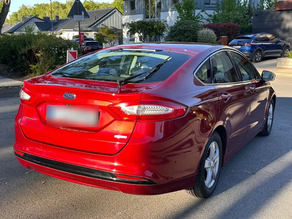 Gebraucht Ford Mondeo Titanium 160 PS (117 kW) 2015 Rot Limousine