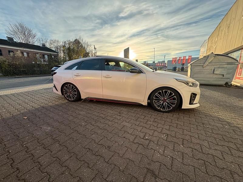 Weiß Gebraucht 2019 Kia ProCeed GT GT Kleinwagen | 22.222 € (Etwas zu teuer) - Bild 1/4