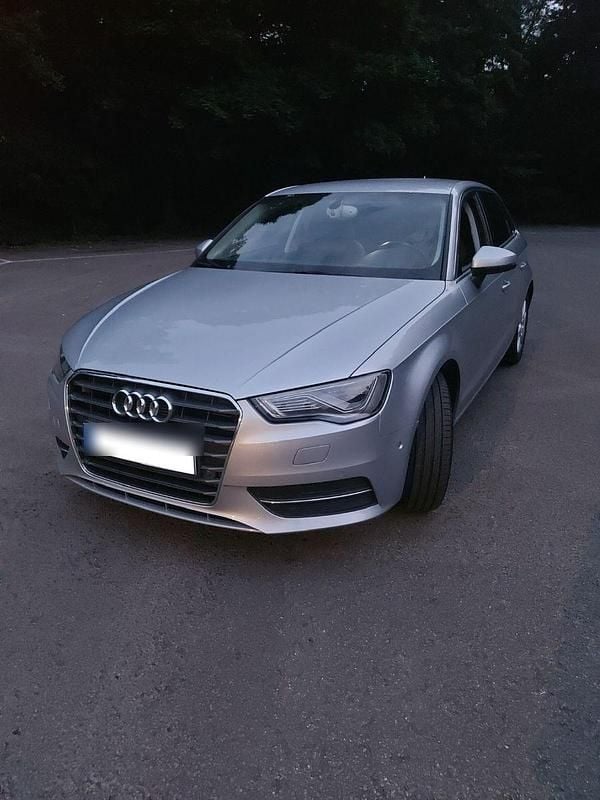Silber Gebraucht 2015 Audi A3 Sportback Ambiente Kombi | 14.499 € (Superpreis) - Bild 1/4