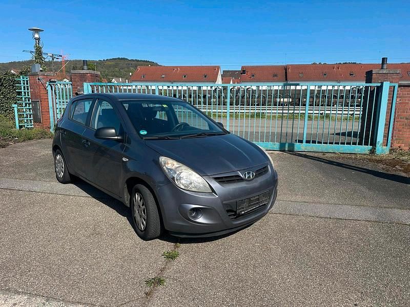 Gebraucht Hyundai i20 77 PS (56 kW) 2010 Grau Kleinwagen