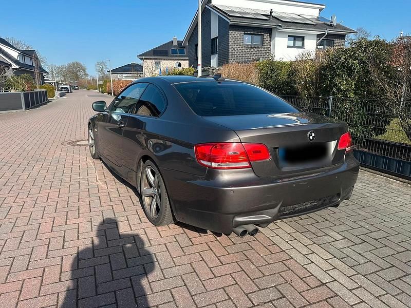 Gebraucht BMW 330 245 PS (180 kW) 2009 Braun Coupé