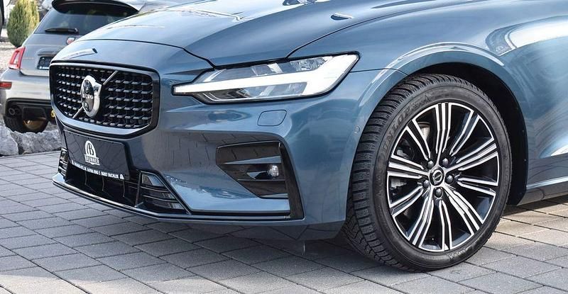 Gebraucht Volvo V60 Plus 197 PS (144 kW) 2024 Blau Kombi