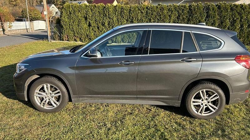 Grau Gebraucht 2019 BMW X1 Advantage SUV | 17.500 € (Guter Preis) - Bild 1/4