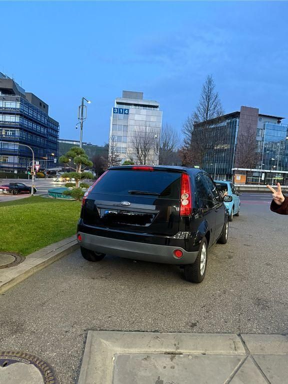 Gebraucht Ford Fiesta Ambiente 69 PS (50 kW) 2005 Schwarz Kleinwagen