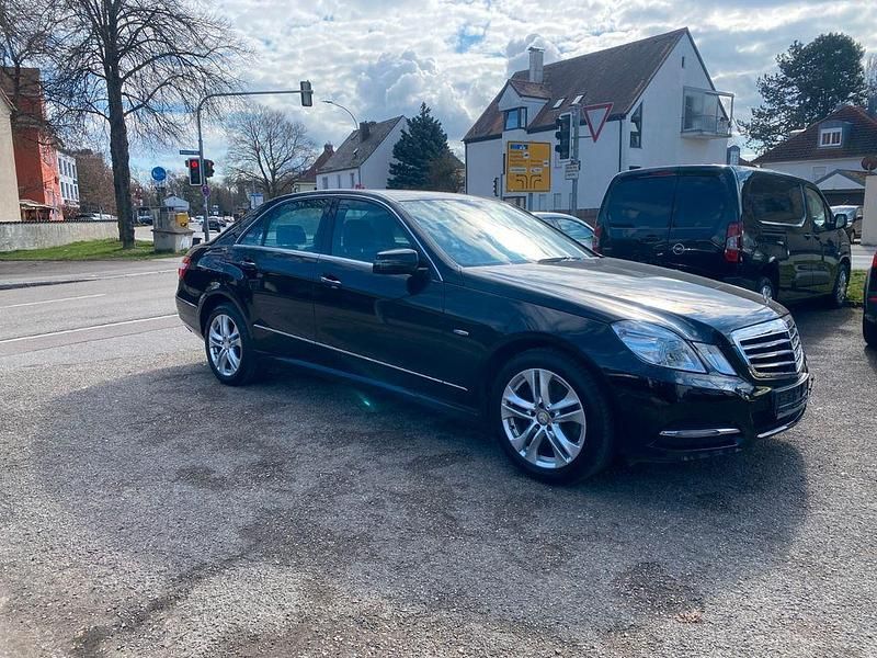 Gebraucht Mercedes E250 Avantgarde 204 PS (150 kW) 2011 Schwarz Limousine