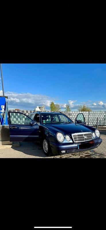 Blau Gebraucht 1995 Mercedes E230 Kombi | 2.650 € - Bild 1/4