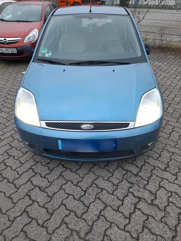 Blau Gebraucht 2003 Ford Fiesta Kleinwagen | 850 € (Etwas zu teuer) - Bild 1/4