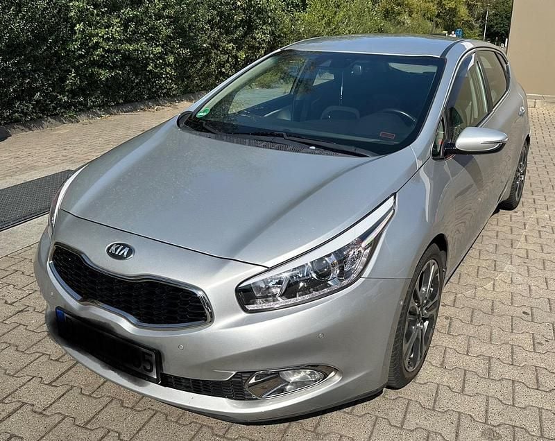 Gebraucht Kia Ceed 135 PS (99 kW) 2013 Grau Kleinwagen