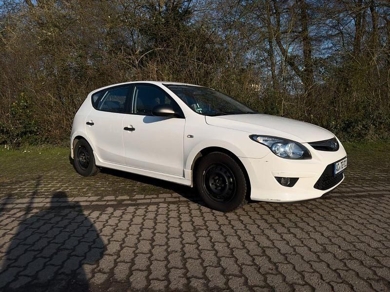 Gebraucht Hyundai i30 109 PS (80 kW) 2012 Weiß Limousine