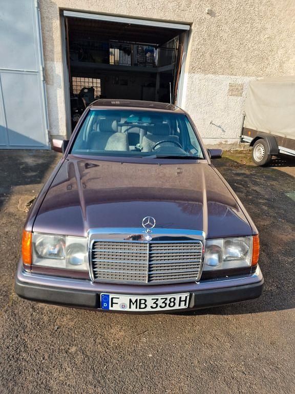 Gebraucht Mercedes E250 90 PS (66 kW) 1993 Braun Limousine