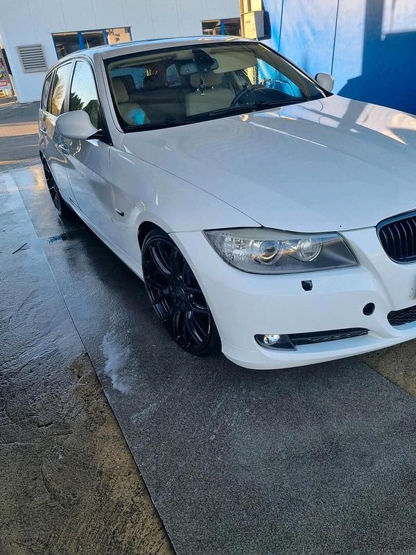 Weiß Gebraucht 2009 BMW 320 Performance Kombi | 3.890 € (Superpreis) - Bild 1/4