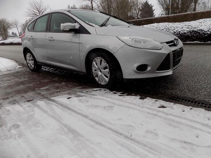 Gebraucht Ford Focus Trend 101 PS (74 kW) 2012 Silber Limousine