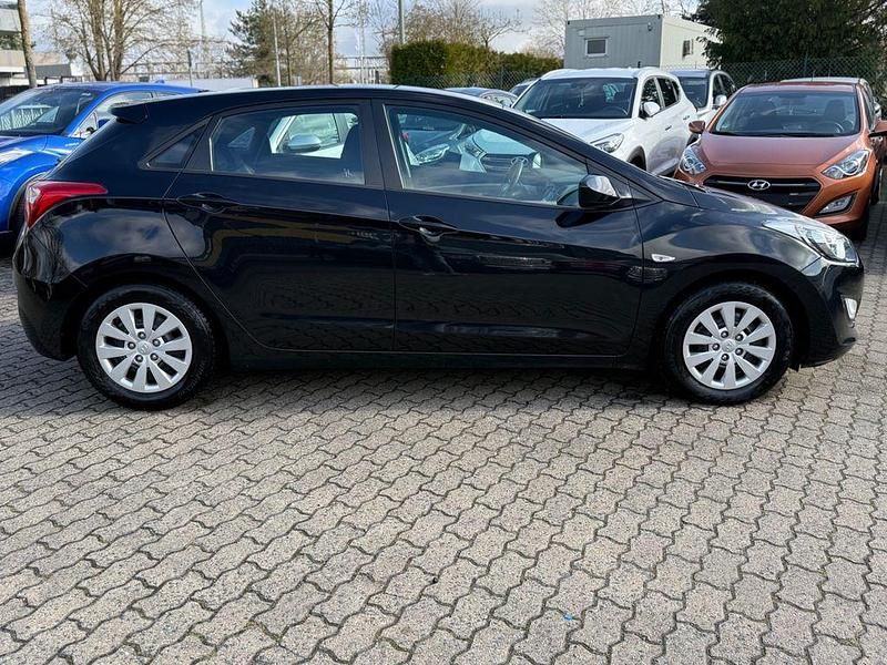 Gebraucht Hyundai i30 Classic 110 PS (80 kW) 2015 Schwarz Limousine