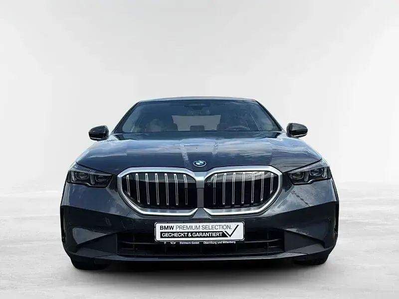 Gebraucht BMW 550e Sport Line 489 PS (359 kW) 2025 Grau Limousine