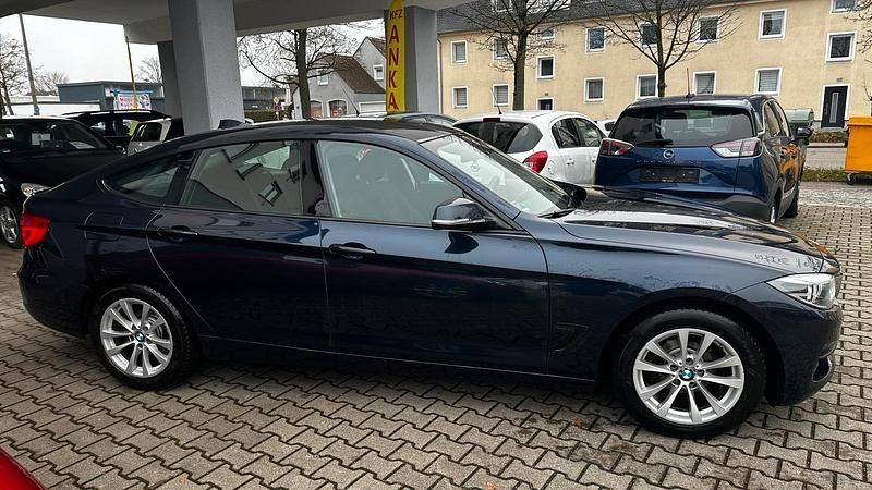 Second-hand BMW 320 184 CP (135 kW) 2017 Albastru Berlinǎ