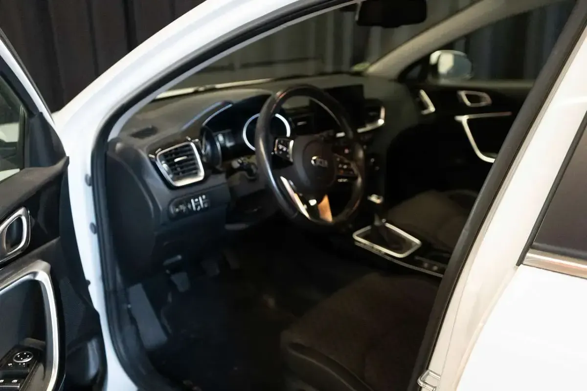 Gebraucht Kia Ceed Spirit 136 PS (100 kW) 2019 (wd) cararraweiss Kleinwagen