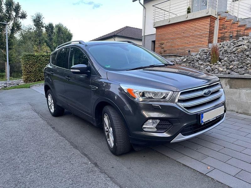 Grau Gebraucht 2017 Ford Kuga Titanium SUV | 9.500 € (Superpreis) - Bild 1/4