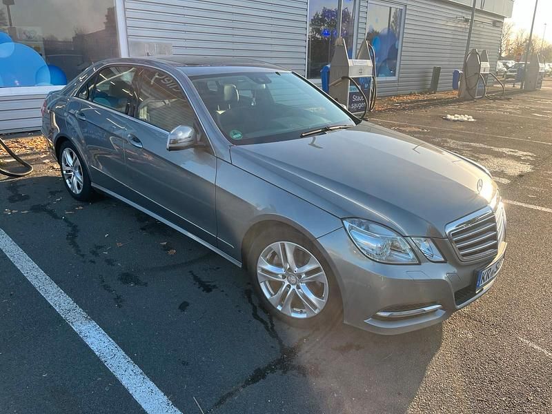 Grau Gebraucht 2012 Mercedes E200 Limousine | 9.500 € (Superpreis) - Bild 1/4