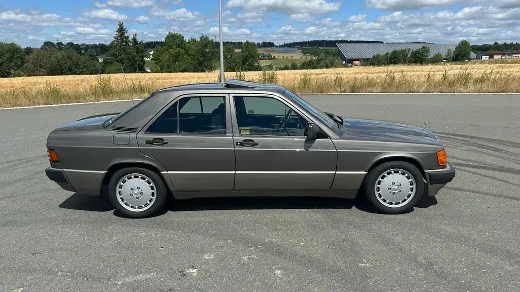 Gebraucht Mercedes 190 118 PS (86 kW) 1990 Grau Limousine