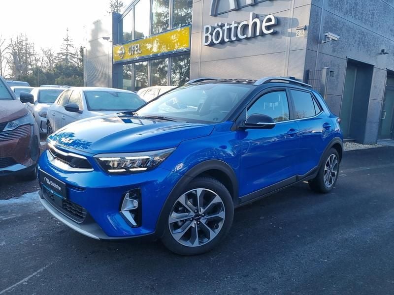 Gebraucht Kia Stonic Spirit 120 PS (88 kW) 2023 (bsp) bathysblau met./schwarz SUV