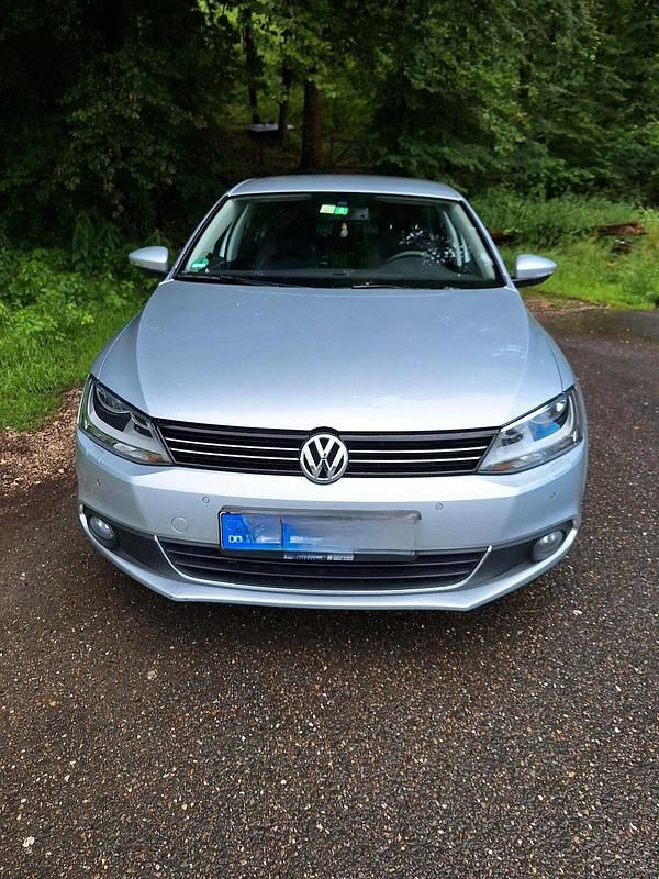 Silber Gebraucht 2014 VW Jetta Limousine | 12.600 € - Bild 1/4