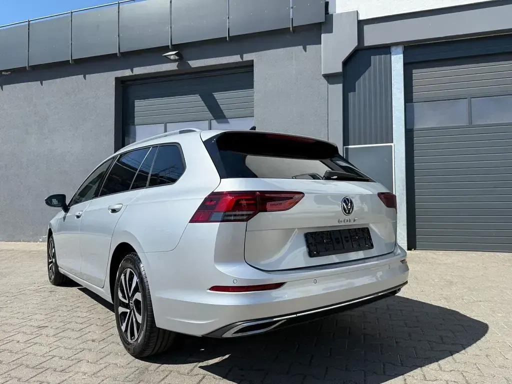 Używany VW Golf VIII Active 150 KM (110 kW) 2023 Srebrny Kombi
