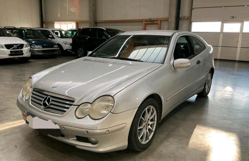 Silber Gebraucht 2003 Mercedes 220 Limousine | 3.999 € - Bild 1/4