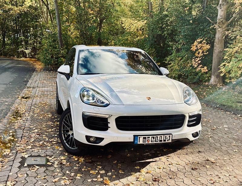 Weiß Gebraucht 2016 Porsche Cayenne Platinum Edition SUV | 40.799 € (Teuer) - Bild 1/4