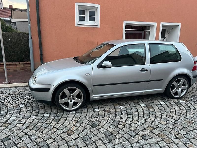 Gebraucht VW Golf IV 105 PS (77 kW) 2002 Silber Kleinwagen