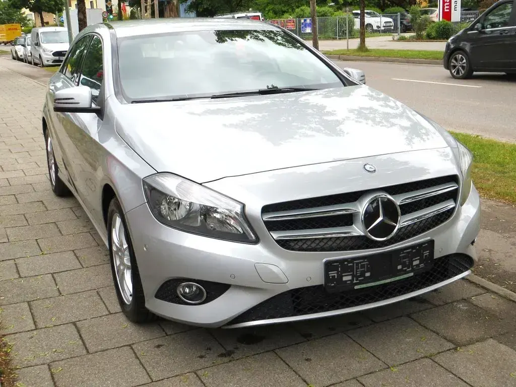 Gebraucht Mercedes A200 Urban 136 PS (100 kW) 2015 Silber Kleinwagen