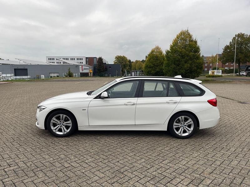 Weiß Gebraucht 2016 BMW 318 Sport Line Kombi | 7.600 € (Guter Preis) - Bild 1/4