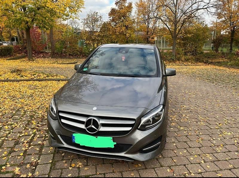 Grau Gebraucht 2017 Mercedes B180 Urban Van / Kleinbus | 9.999 € (Etwas zu teuer) - Bild 1/4