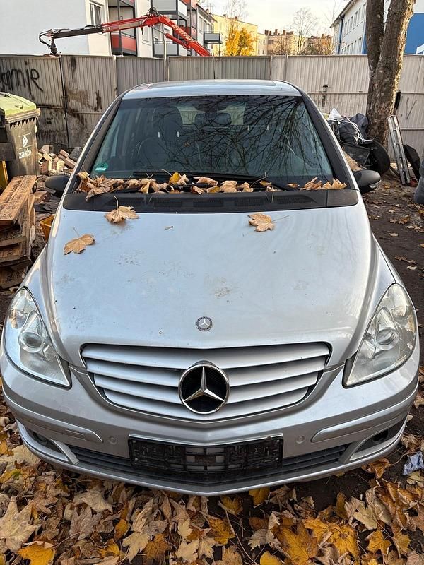 Silber Gebraucht 2006 Mercedes B180 Van / Kleinbus | 1.200 € (Fairer Preis) - Bild 1/4