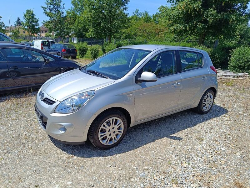 Silber Gebraucht 2011 Hyundai i20 Limousine | 7.444 € (Fairer Preis) - Bild 1/4