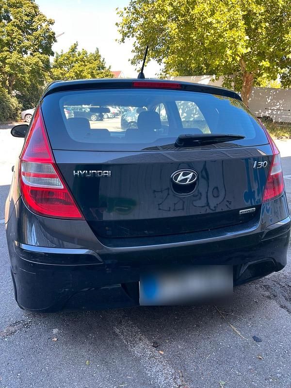 Gebraucht Hyundai i30 90 PS (66 kW) 2010 Schwarz Kleinwagen
