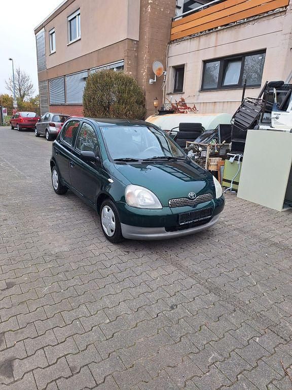 Grün Gebraucht 2001 Toyota Yaris Limousine | 1.400 € (Fairer Preis) - Bild 1/4