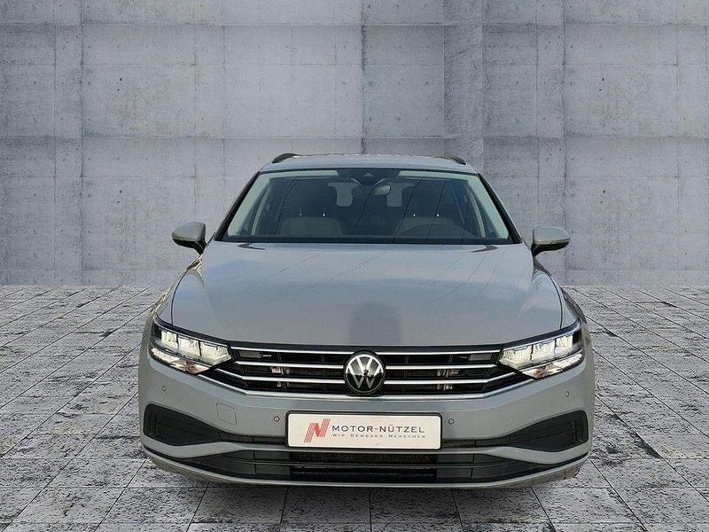 Gebraucht VW Passat Basis 150 PS (110 kW) 2023 Mondsteingrau Kombi