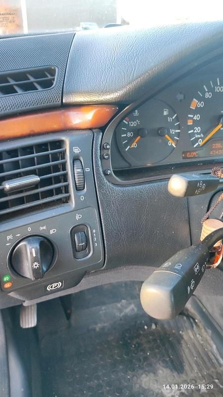 Używany Mercedes E290 129 KM (94 kW) 1998 Andere farben Sedan/Limuzyna