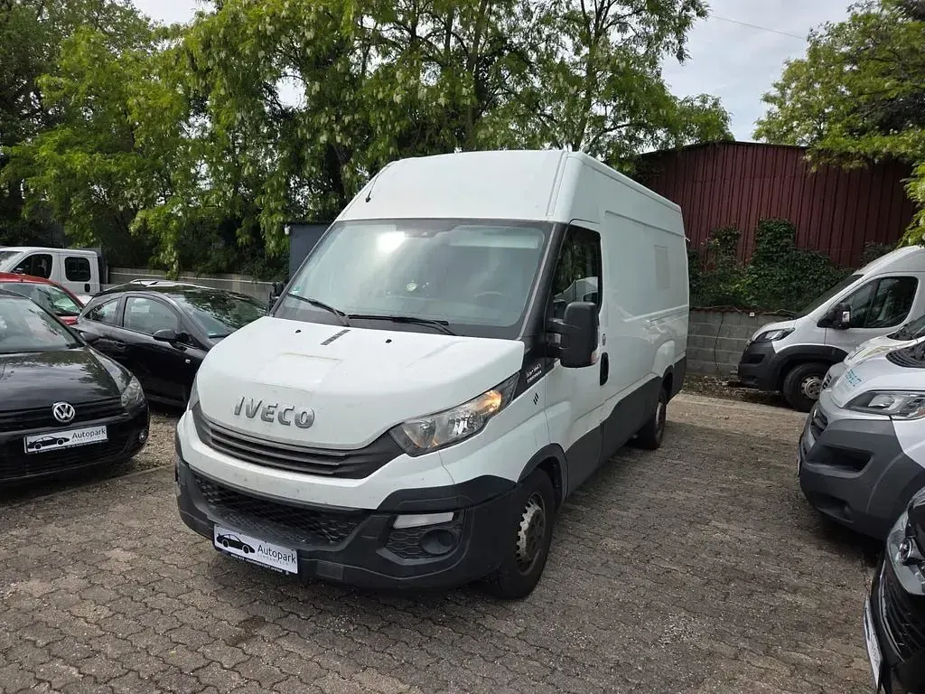 Second-hand Iveco Daily 156 CP (114 kW) 2018 Alb Monovolum