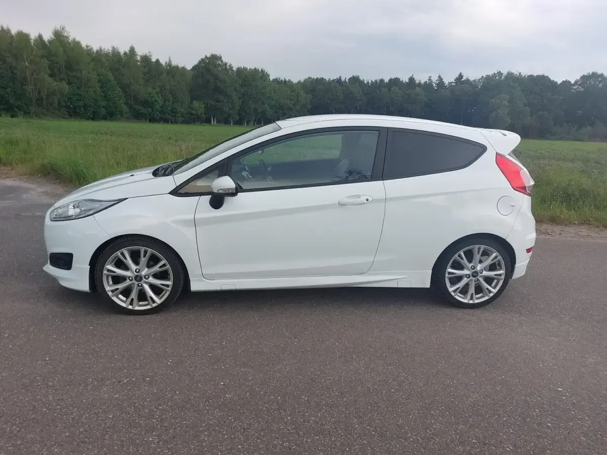 Gebraucht Ford Fiesta Sport 95 PS (69 kW) 2014 Weiß Kleinwagen