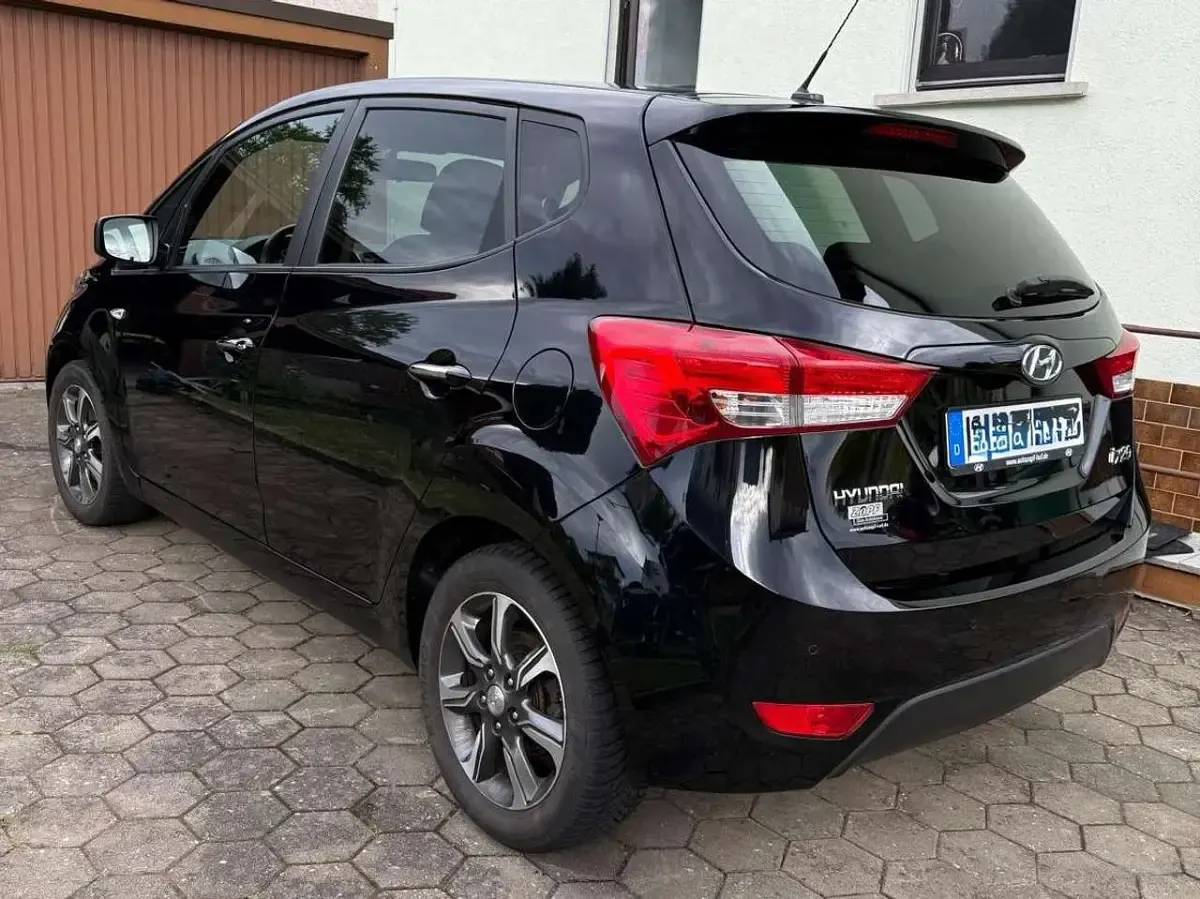 Gebraucht Hyundai i20 Space 90 PS (66 kW) 2018 Schwarz Limousine
