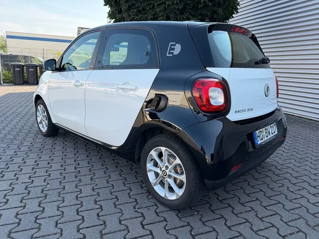 Gebraucht Smart ForFour Electric Drive 60 kW (82 PS) 2018 Weiß Limousine